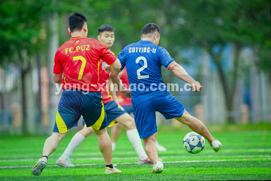 战术板与手写轮次表格的俯拍画面，笔迹沿网格线排列清晰